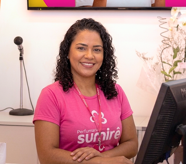 Mulher segurando estojo de maquiagem rosa