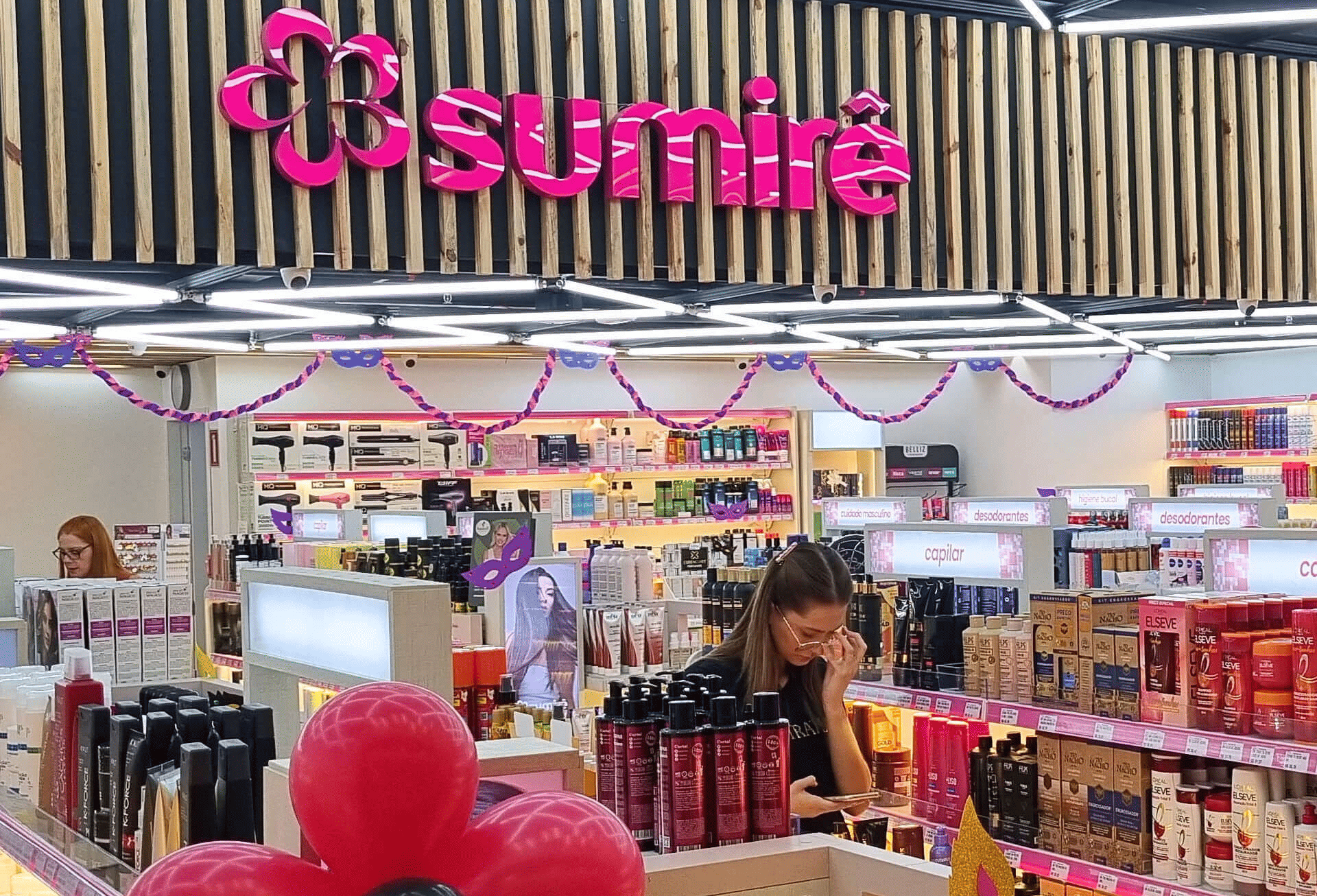 Mulher segurando estojo de maquiagem rosa